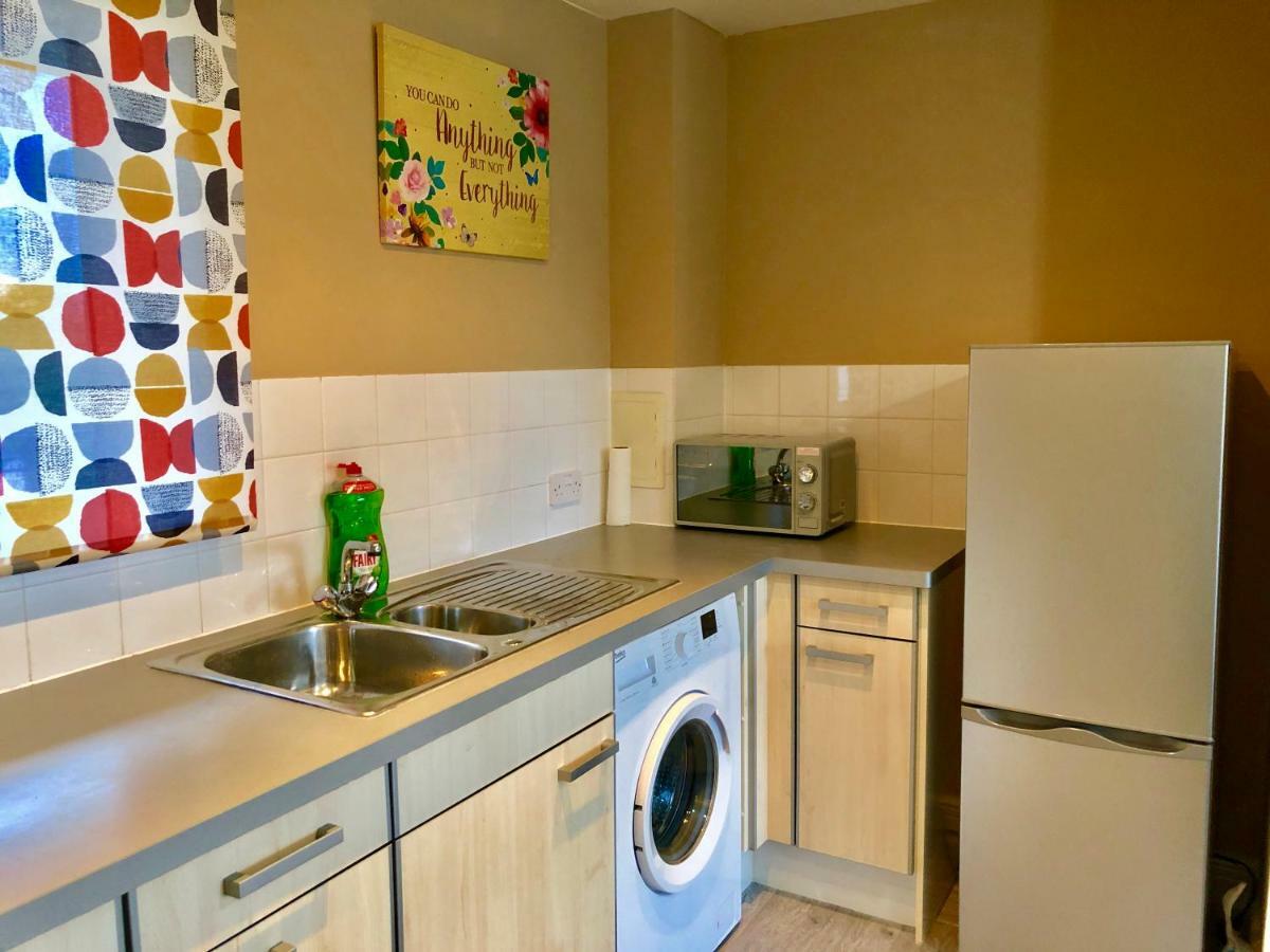 2 Bedrooms Modern Apartment, Lounge, Full Kitchen, Balcony, 5 Minutes Stratford Station ลอนดอน ภายนอก รูปภาพ