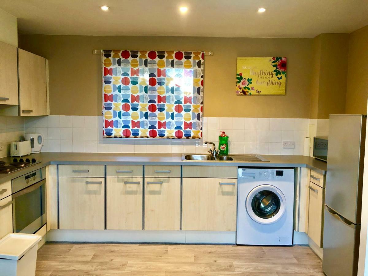 2 Bedrooms Modern Apartment, Lounge, Full Kitchen, Balcony, 5 Minutes Stratford Station ลอนดอน ภายนอก รูปภาพ