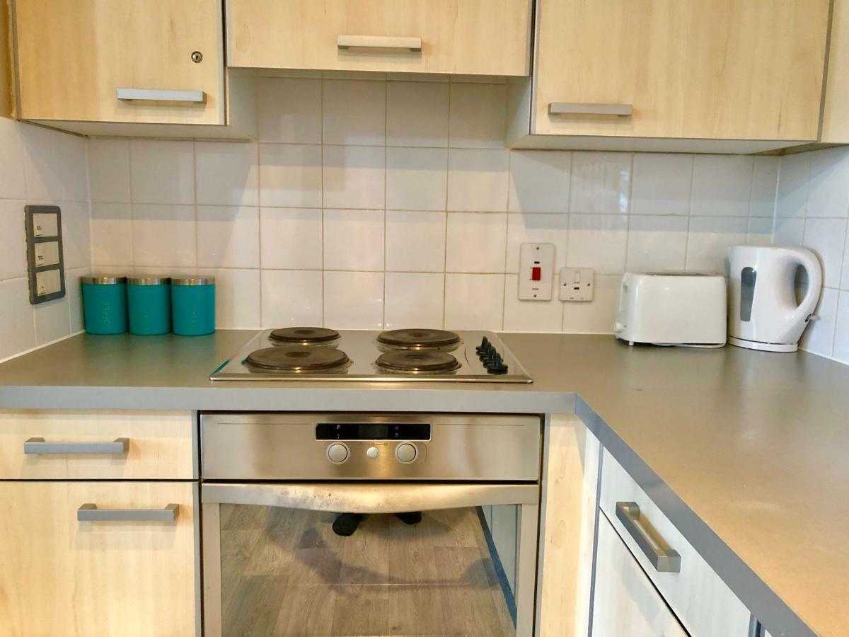 2 Bedrooms Modern Apartment, Lounge, Full Kitchen, Balcony, 5 Minutes Stratford Station ลอนดอน ภายนอก รูปภาพ
