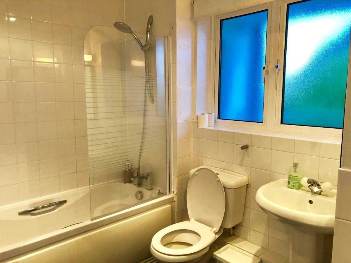 2 Bedrooms Modern Apartment, Lounge, Full Kitchen, Balcony, 5 Minutes Stratford Station ลอนดอน ภายนอก รูปภาพ