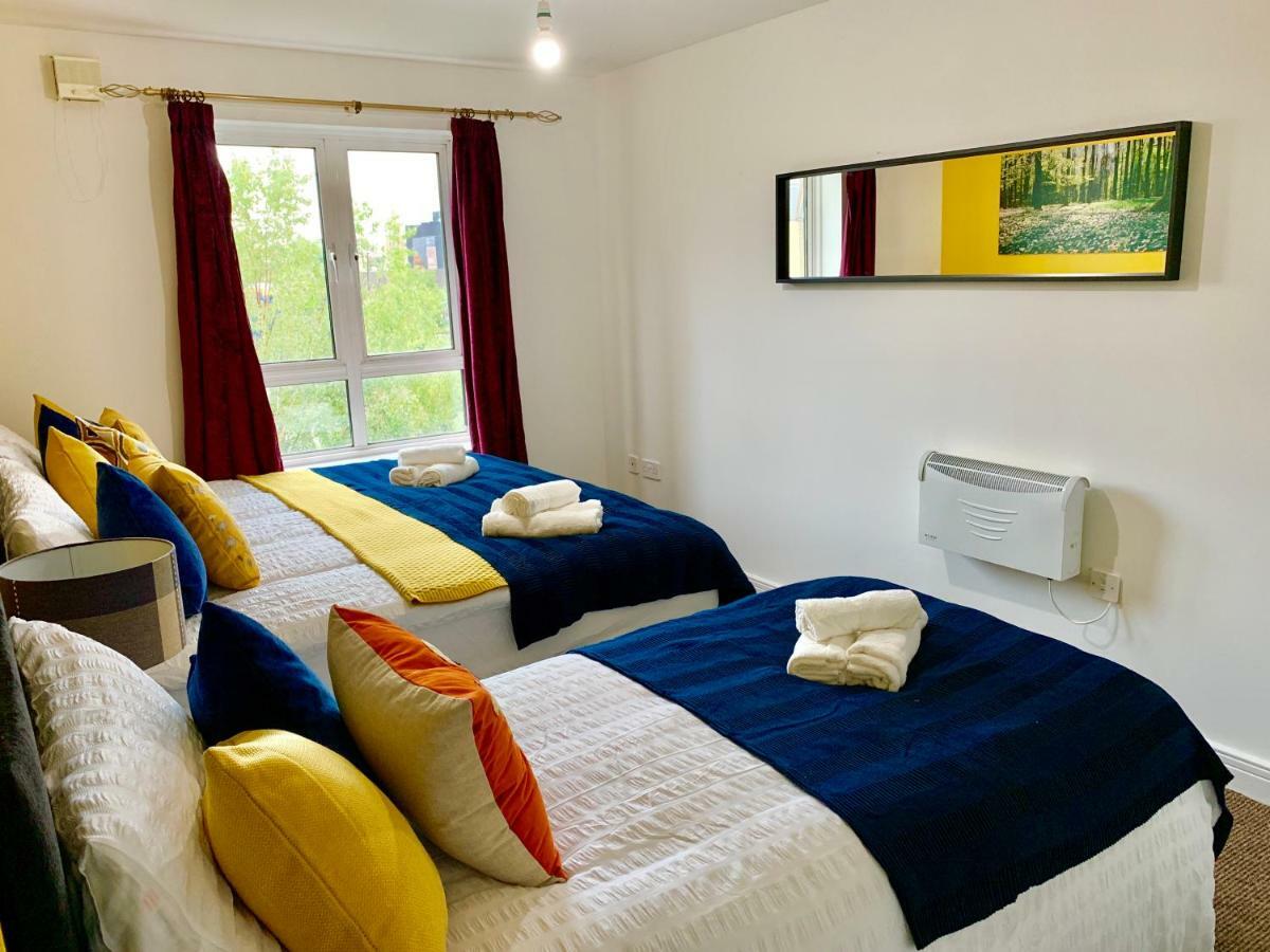 2 Bedrooms Modern Apartment, Lounge, Full Kitchen, Balcony, 5 Minutes Stratford Station ลอนดอน ภายนอก รูปภาพ