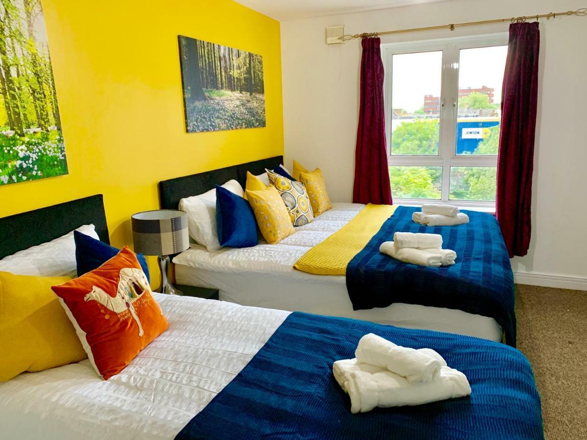 2 Bedrooms Modern Apartment, Lounge, Full Kitchen, Balcony, 5 Minutes Stratford Station ลอนดอน ภายนอก รูปภาพ